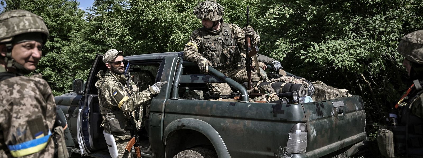 Militares ucranianos preparam-se para avançar para a linha da frente num posto de controlo perto da cidade de Lysychansk, no Donbas, esta segunda-feira.