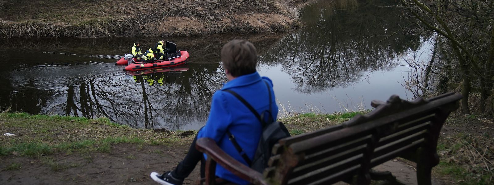 Mitarbeiter eines privaten Unterwasser-Such- und Bergungsunternehmens suchen mit einem Sonargerät im Fluss Wyre nach der seit elf Tagen vermissten Frau. 
