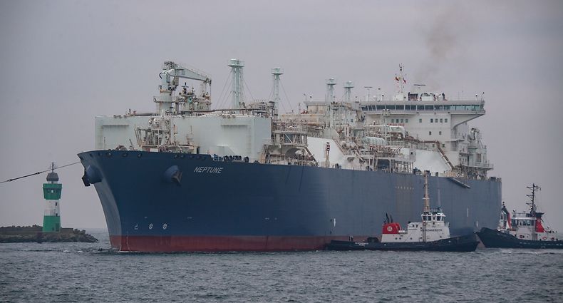 Die "Neptune" fährt in Hafen von Mukran vor der Küste der Insel Rügen. Das Spezialschiff wandelt verflüssigtes Erdgas in den gasförmigen Zustand um.