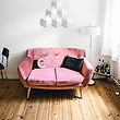 Auch Männer müssen keine Angst vor rosa Sofas haben, findet die Berliner Fotografin Jules Villbrandt.