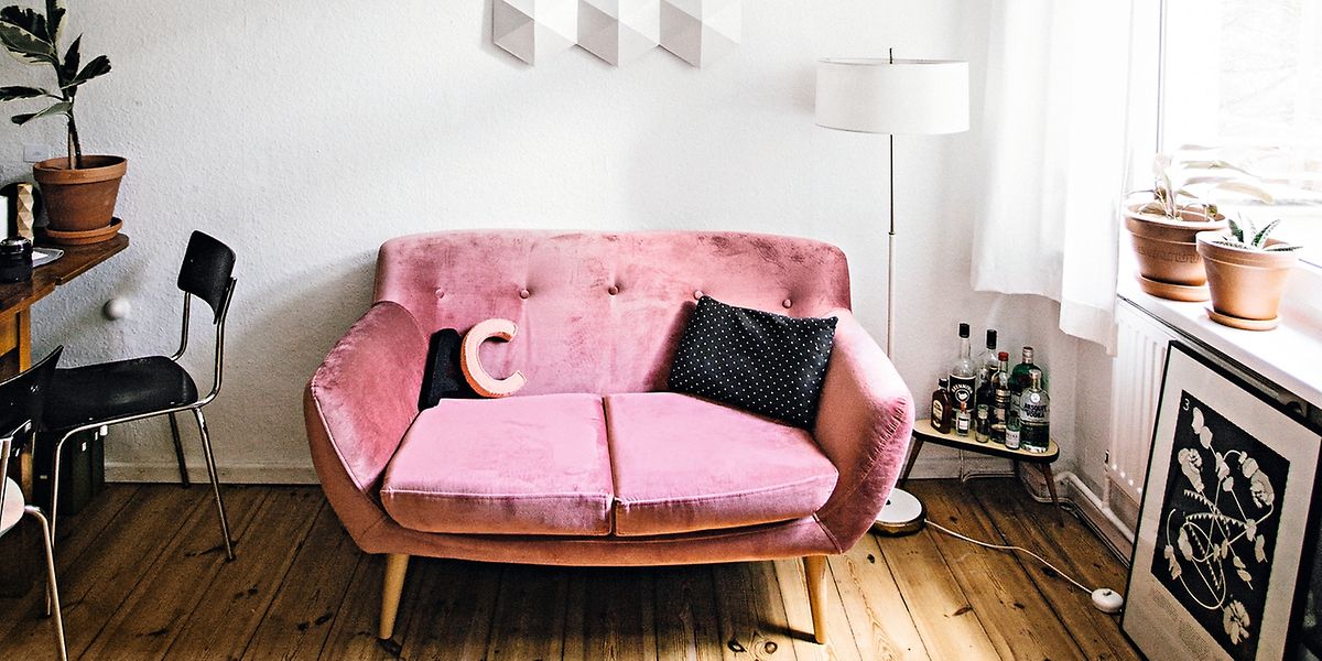 Auch Männer müssen keine Angst vor rosa Sofas haben, findet die Berliner Fotografin Jules Villbrandt.