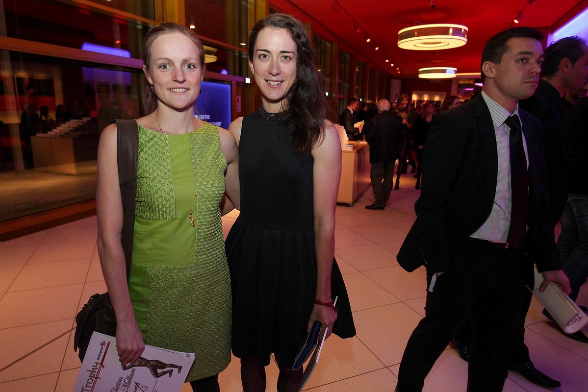 Seriensiegerin Liz May mit der aktuellen Sportlerin des Jahres Christine Majerus (r.).
