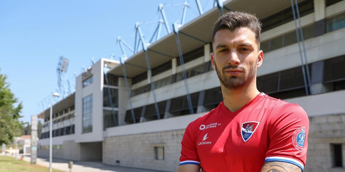Verteidiger Tim Hall unterschreibt bei Gil Vicente einen Zweijahresvertrag.