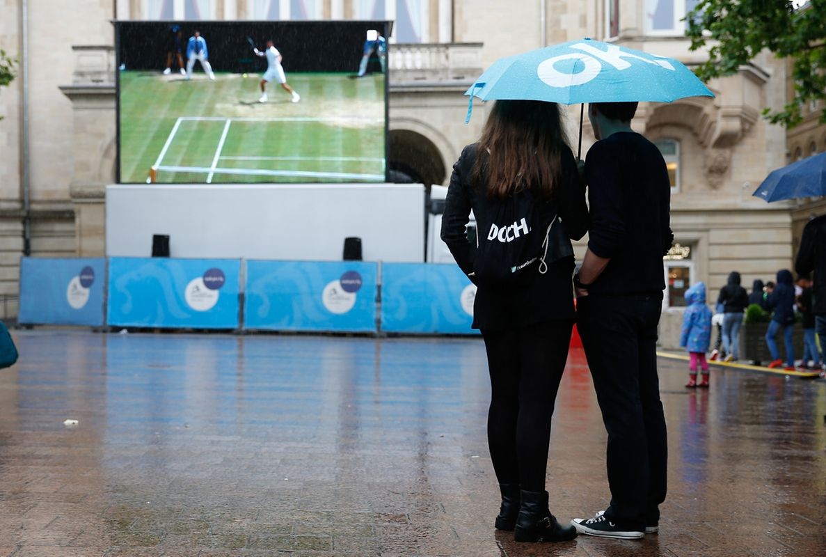 Auf der Place d'Armes verfolgen die Fans das Viertelfinale beim Public Viewing.