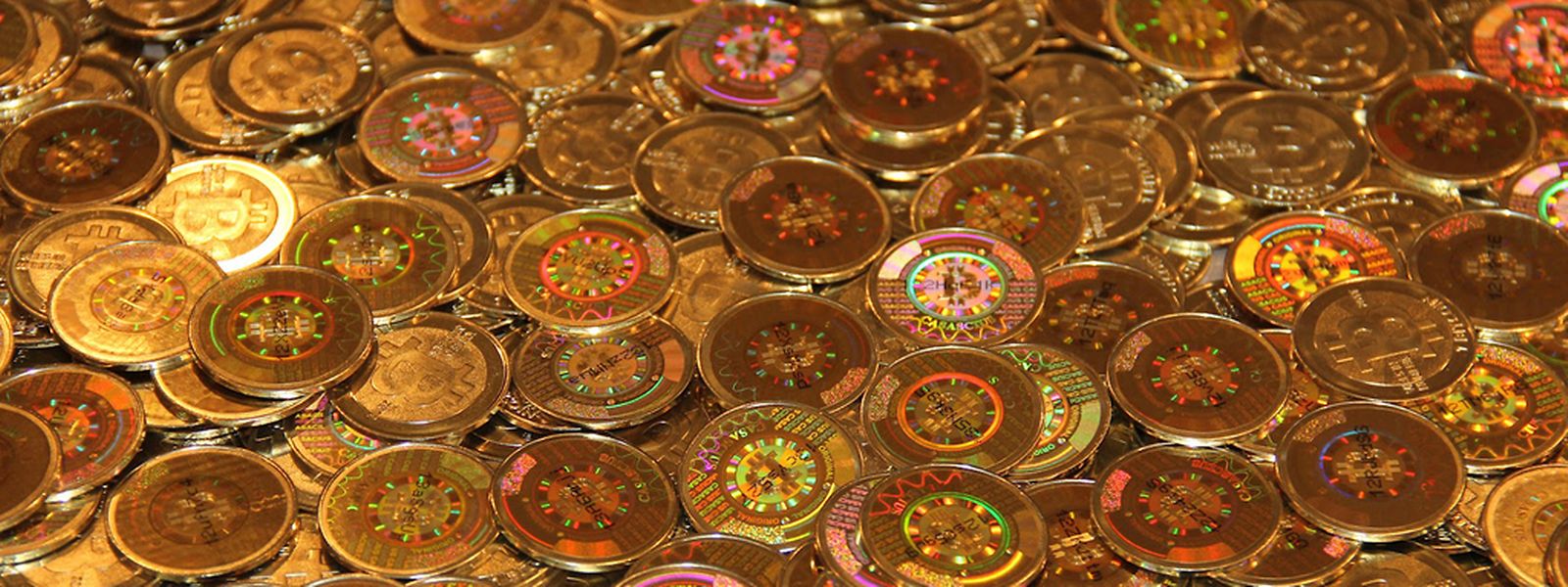 Bitcoin-Münzen tragen im Innern eine Karte mit einem Schlüssel, mit dem man im Netz einen Bitcoin kontrollieren kann. Geschützt wird die Karte duch ein Hologramm. Ist es zerstört, kann man mit der Münze nicht mehr bezahlen. 