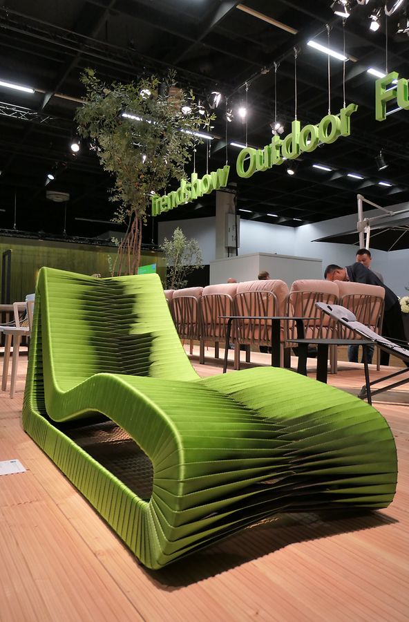 Mehr Bodenhaftung: Insbesondere bei den Sonnenliegen werden im Sommer 2019 tiefere Einstiegshöhen, wenn nicht sogar echte Bodennähe im&nbsp;Trend liegen.