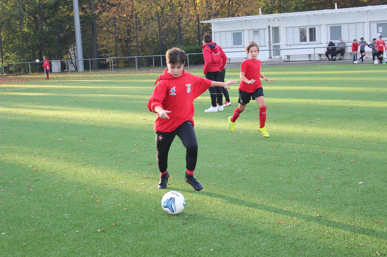 Olhos na bola e grande concentração na execução dos exercícios.