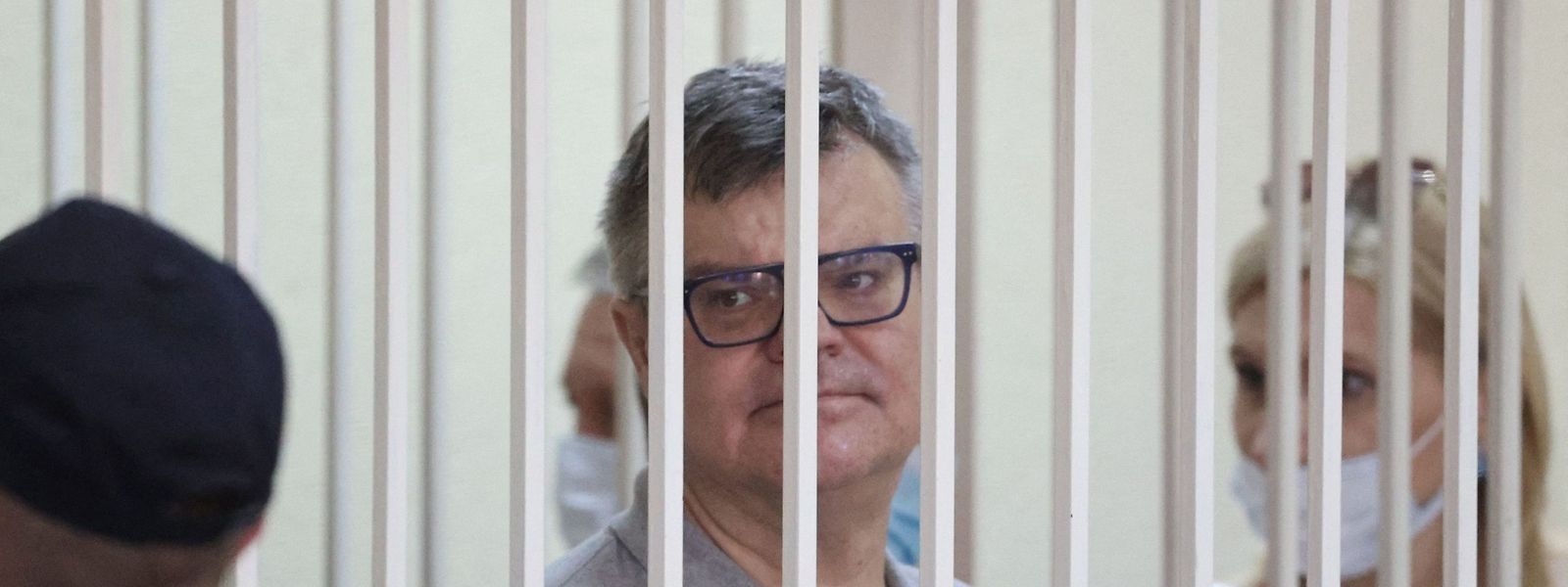 Viktor Babariko musste das Urteil in einem Käfig anhören. 