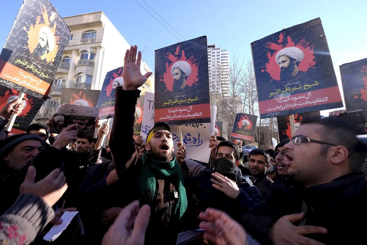 Iranische Demonstranten protestierten am Sonntag gegen die Hinrichtung von Nimr al-Nimr vor der saudischen Botschaft in Teheran.