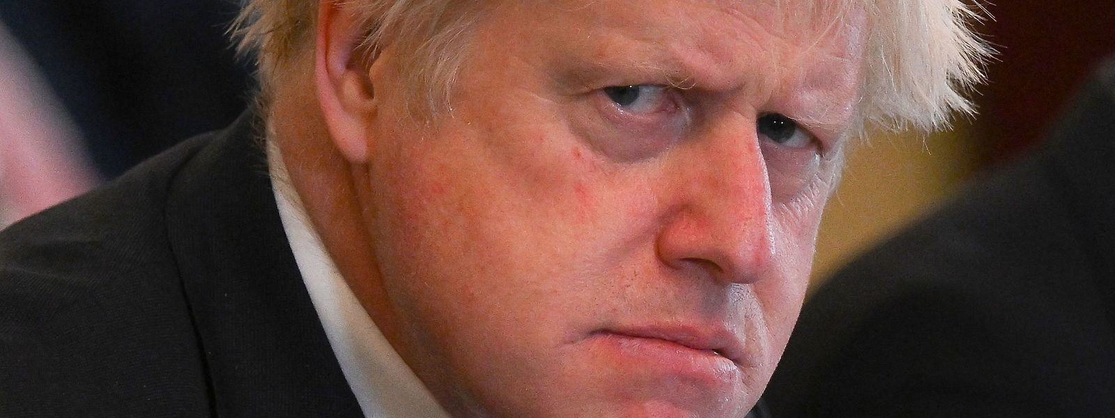 Am Ende wurde der Druck zu groß für Boris Johnson. Der konservative Politiker hat seinen Rückzug als Regierungs- und Parteichef angekündigt. Doch er macht klar, dass er nicht freiwillig geht. Und aus der Downing Street verabschiedet er sich auch noch nicht.