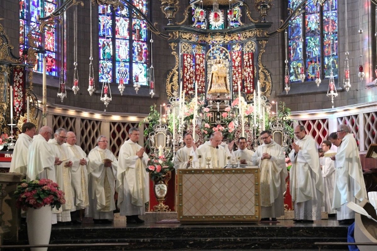 Messe für das Domkapitel, den Bischofsrat, das Centre Jean XXIII, die Diözesankurie, die Diözesanverwaltung, das Seelsorgereferat und alle kirchlichen Mitarbeiterinnen und Mitarbeiter.