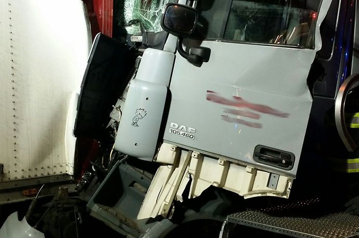 Le chauffeur de l'un des camions a dû être désincarcéré de sa cabine.