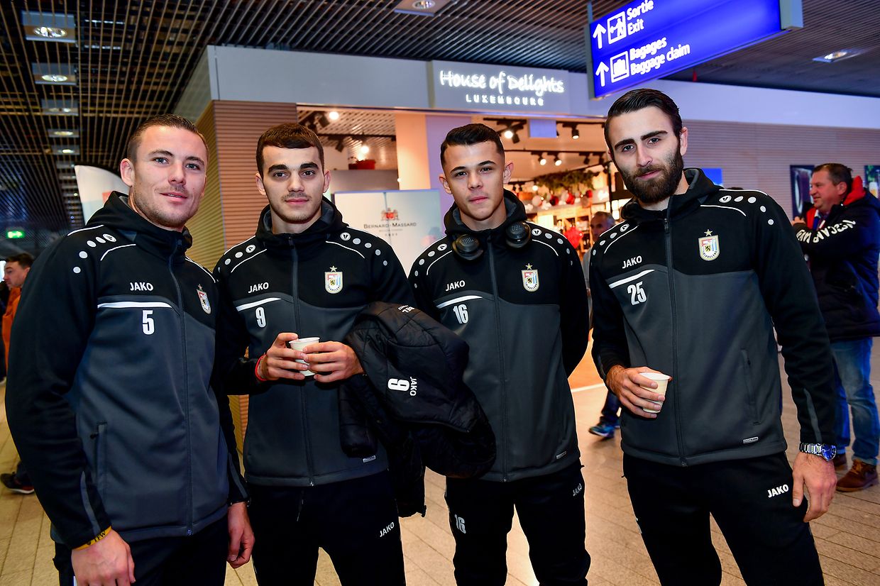 Die F91-Spieler Tom Schnell, Danel Sinani, Enzo Esposito und Edis Agovic (v.l.n.r.) vor dem Abflug nach Mailand.
