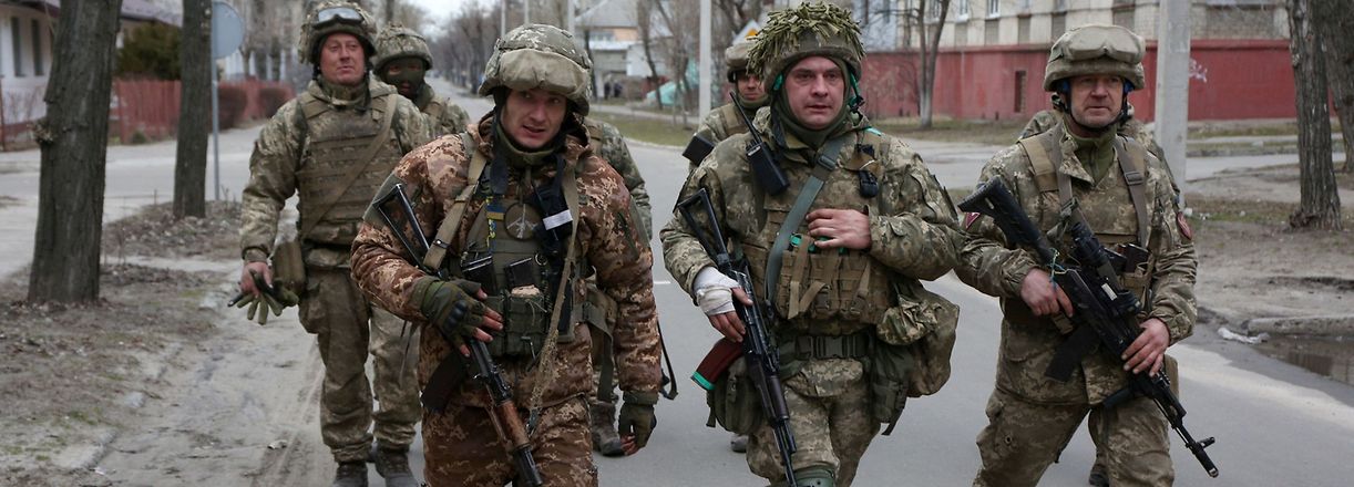 CORRECTION / Servicemen of Ukrainian Military Forces walk in the small town of Sievierodonetsk, Lugansk Oblast, on February 27, 2022. - Ukraine said that it had agreed to send a delegation to meet Russian representatives at the border with Belarus, which has allowed Russian troops passage to attack Ukraine, insisting there were no pre-conditions to the talks. (Photo by Anatolii STEPANOV / AFP) / �The erroneous mention[s] appearing in the metadata of this photo by Anatolii Stepanov has been modified in AFP systems in the following manner: [Sievierodonetsk, Lugansk Oblast] instead of [Severodonetsk, Donetsk region]. Please immediately remove the erroneous mention[s] from all your online services and delete it (them) from your servers. If you have been authorized by AFP to distribute it (them) to third parties, please ensure that the same actions are carried out by them. Failure to promptly comply with these instructions will entail liability on your part for any continued or post notification usage. Therefore we thank you very much for all your attention and prompt action. We are sorry for the inconvenience this notification may cause and remain at your disposal for any further information you may require.�