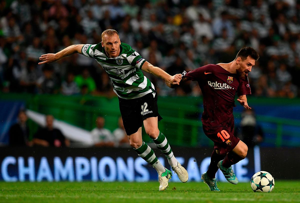 Jeremy Mathieu do Sporting em luta com  Lionel Messi, em Alvalade