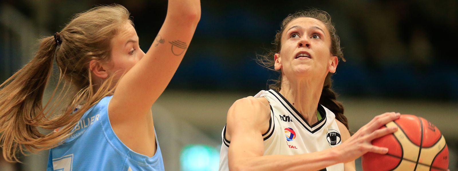 Michèle Orban, hier gegen Walferdingens Sofie Olsen (l.) beendet im Juli ihre Basketballkarriere.