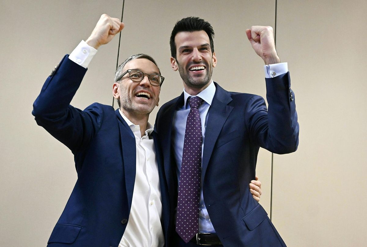 Herbert Kickl (l.), Bundesparteichef der FPÖ, und Udo Landbauer, Spitzenkandidat der FPÖ Niederösterreich, reagieren auf die erste Hochrechnung der niederösterreichischen Landtagswahl. Die FPÖ hat fast ein Viertel der Stimmen erhalten.