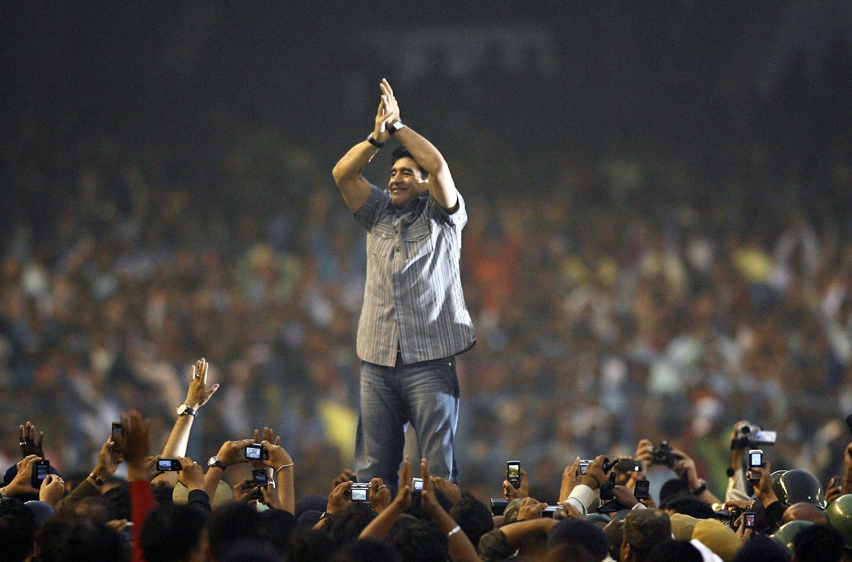 Génio e rebelde, dentro e fora dos relvados, Maradona não deixou ninguém indiferente. Estas são algumas das imagens que mostram as várias facetas do astro argentino