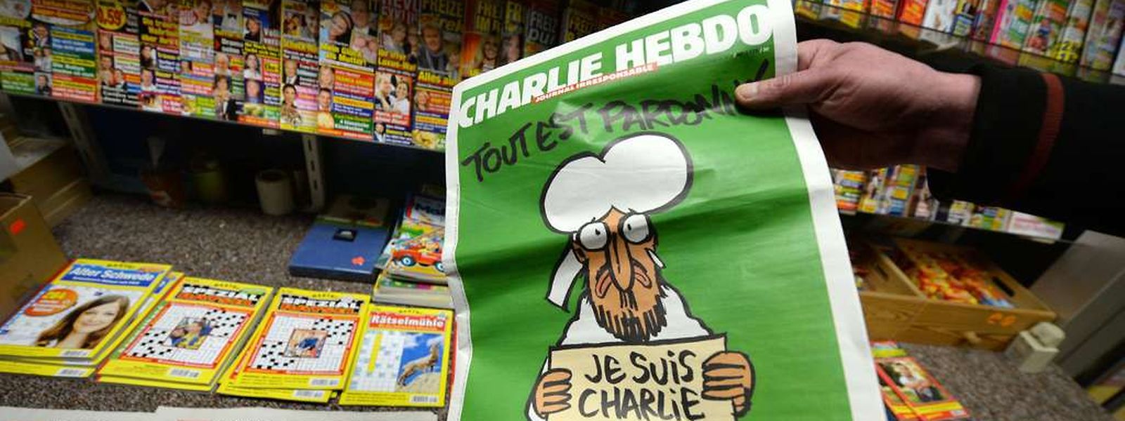 Nicht nur in Frankreich, sondern überall in Europa reißt die Nachfrage nach der aktuellen Ausgabe von "Charlie Hebdo" nicht ab.