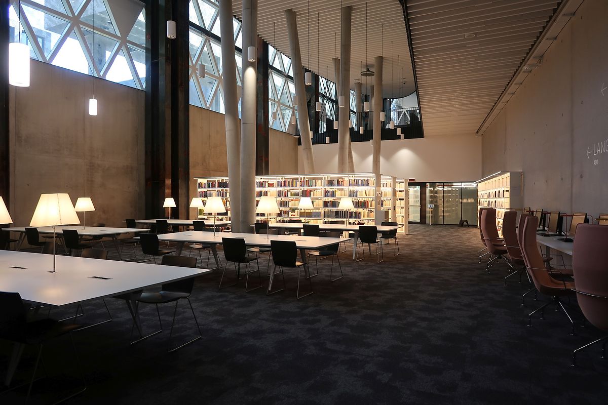Die Studenten haben auf jedem Stockwerk die Möglichkeit, einen ruhigen Platz zum Nachlesen und Recherchieren zu finden.