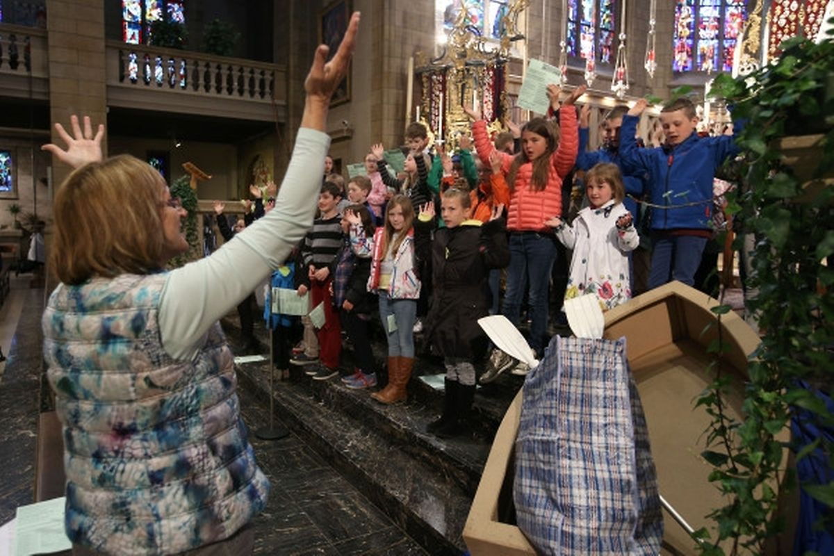 Andacht mit den Kindern der ersten Kommunion aus den Pfarrverbänden "Hueschtert-Nidderaanwen-Schëtter" und "Sandweiler-Syrdall".