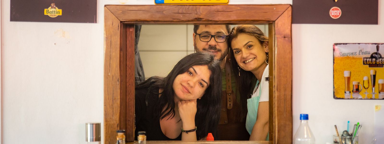 António Castanho, com a mulher Sónia e a filha Maria, de 19 anos, numa foto no seu restaurante em Esch.