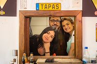 António Castanho, com a mulher Sónia e a filha Maria, de 19 anos, numa foto no seu restaurante em Esch.