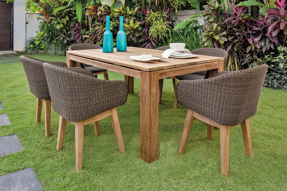 Wetterfeste Flechtwerke werden häufig mit Gestellen aus Holz kombiniert.