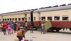 ARCHIV - Zum Themendienst-Bericht von Julian Hilgers vom 2. Januar 2020: Zwischenstopp nach 16 Stunden Fahrtzeit: In Tansanias Hauptstadt Dodoma legt der Zug eine längere Pause ein. Foto: Julian Hilgers/dpa-tmn - Honorarfrei nur für Bezieher des dpa-Themendienstes +++ dpa-Themendienst +++