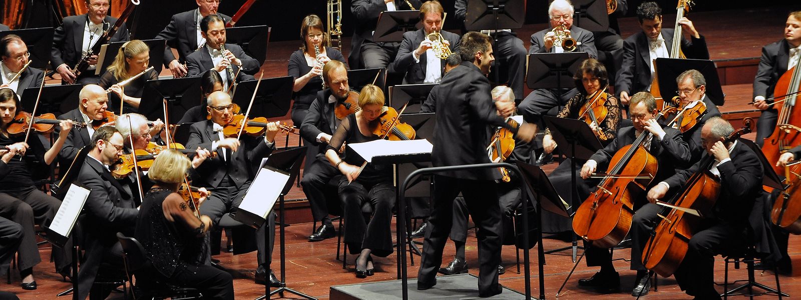 Christoph König als Gastdirigent mit den SEL in der Philharmonie im November 2009: Knapp ein paar Wochen später wurde er zum musikalischen Leiter des Orchesters ernannt. 