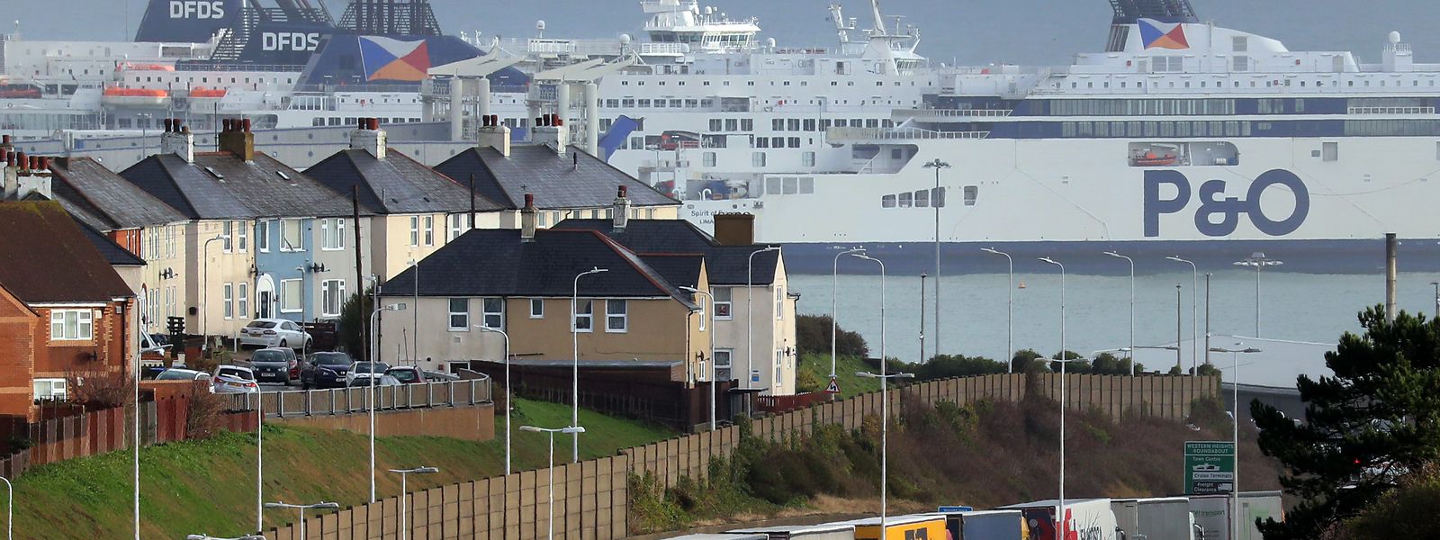 Bei Dover stauen sich die Lastwagen auf der A20 bei der Anfahrt zum Hafen.