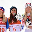 Lindsey Vonn (r.) konnte dennoch lächeln. Sie musste sich mit Rang drei hinter Sofia Goggia (M.) und Ragnhild Mowinckel zufrieden geben.