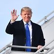 EDITORS NOTE: Graphic content / US President Donald Trump waves as he arrives on January 25, 2018 in Zurich en route to the World Economic Forum in Davos.

Trump was transferring to a helicopter to complete the journey to the Alpine village, where the world's political and business elite are anxious to hear what the president intends to say about his "America First" agenda. / AFP PHOTO / Nicholas Kamm