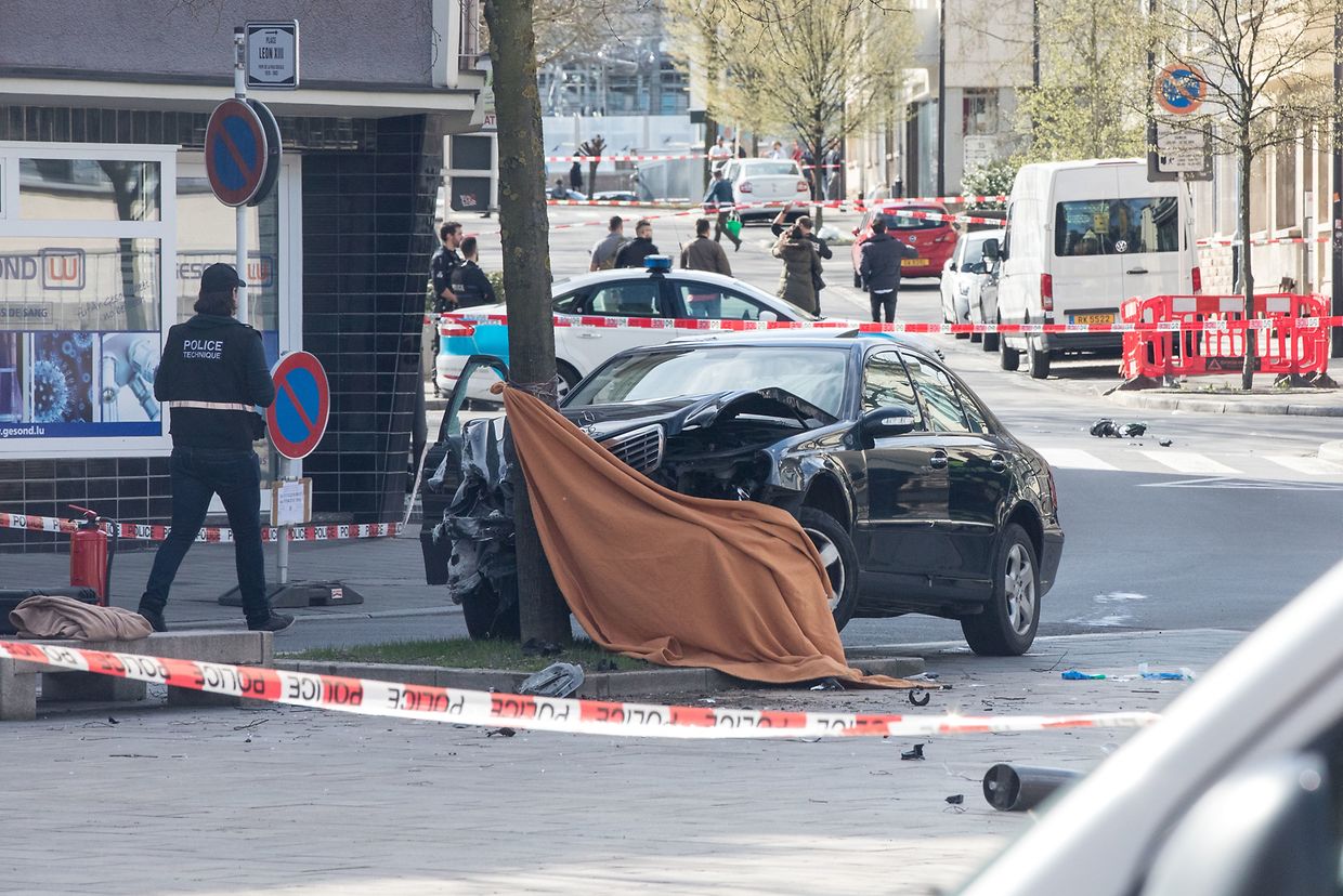 Das Auto fuhr nach der Schussabgabe gegen einen Baum.