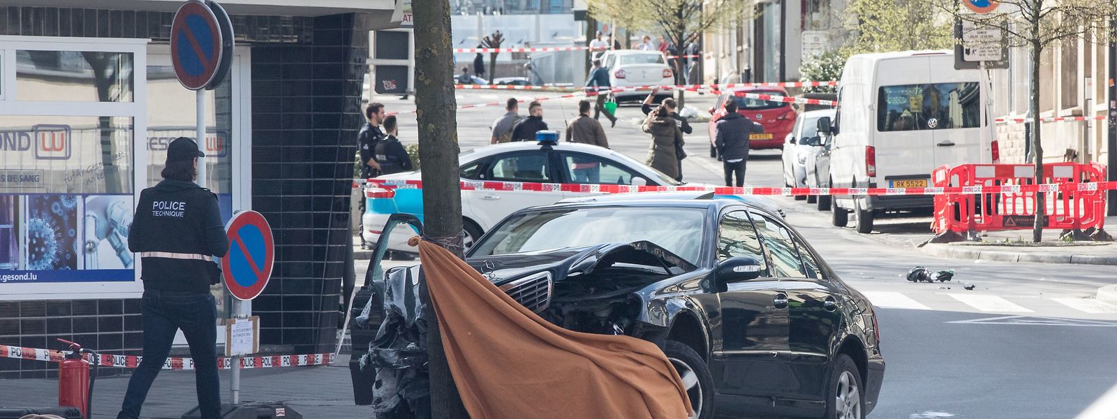 Am 11. April 2018 gibt ein 22-jähriger Polizist in Bonneweg drei Schüsse auf einen mutmaßlich gefährlichen Autofahrer ab. Dieser wird von zwei Kugeln getroffen. Eine ist tödlich. 