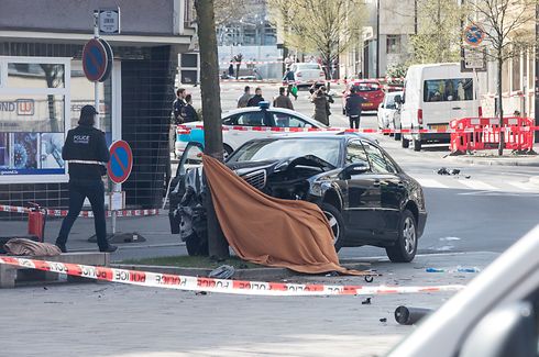 Das Auto fuhr nach der Schussabgabe gegen einen Baum.