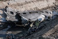 08.01.2020, Iran, Shahedshahr: Ein Stück Flugzeugrumpf am Tatort, wo ein ukrainisches Flugzeug mit 176 Menschen am Mittwoch kurz nach dem Start vom Flughafen Teheran abstürzte, wobei alle an Bord getötet wurden. Foto: Aref Fathi/dpa +++ dpa-Bildfunk +++