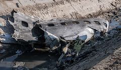 08.01.2020, Iran, Shahedshahr: Ein Stück Flugzeugrumpf am Tatort, wo ein ukrainisches Flugzeug mit 176 Menschen am Mittwoch kurz nach dem Start vom Flughafen Teheran abstürzte, wobei alle an Bord getötet wurden. Foto: Aref Fathi/dpa +++ dpa-Bildfunk +++