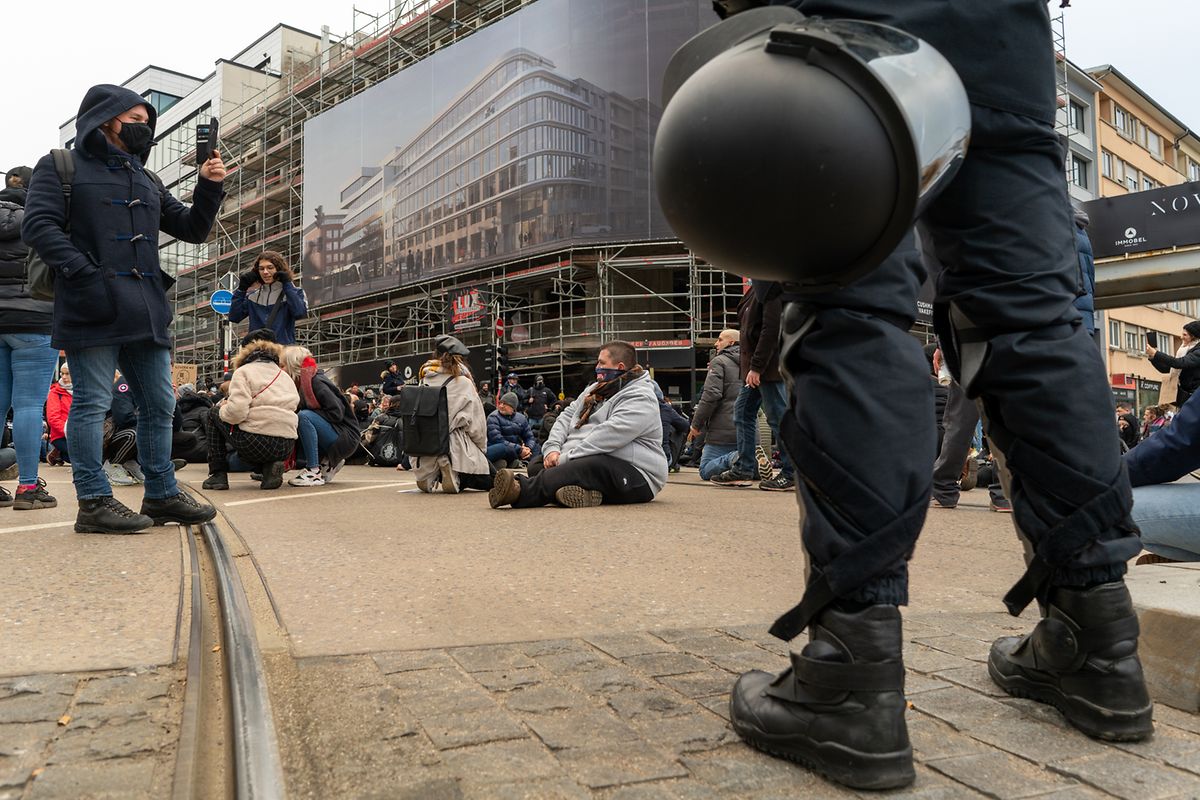 Les manifestants ont organisé un sit-in sous l'œil attentif des agents de police.