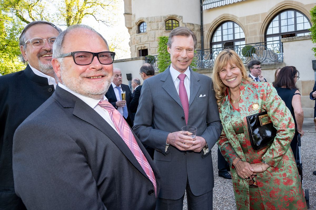 Der Staatschef mit Carlo Müller aus Reckingen/Mess (l.) und Manon Bei-Roller aus Dippach.