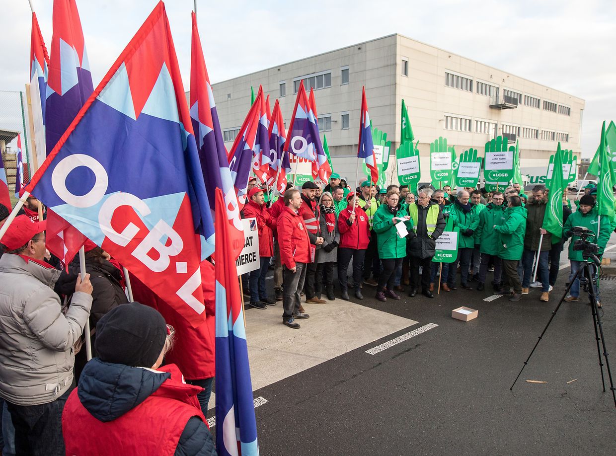 Mitglieder der beiden Gewerkschaften OGBL und LCGB streiken vor der Cactus-Zentrale in Windhof. 