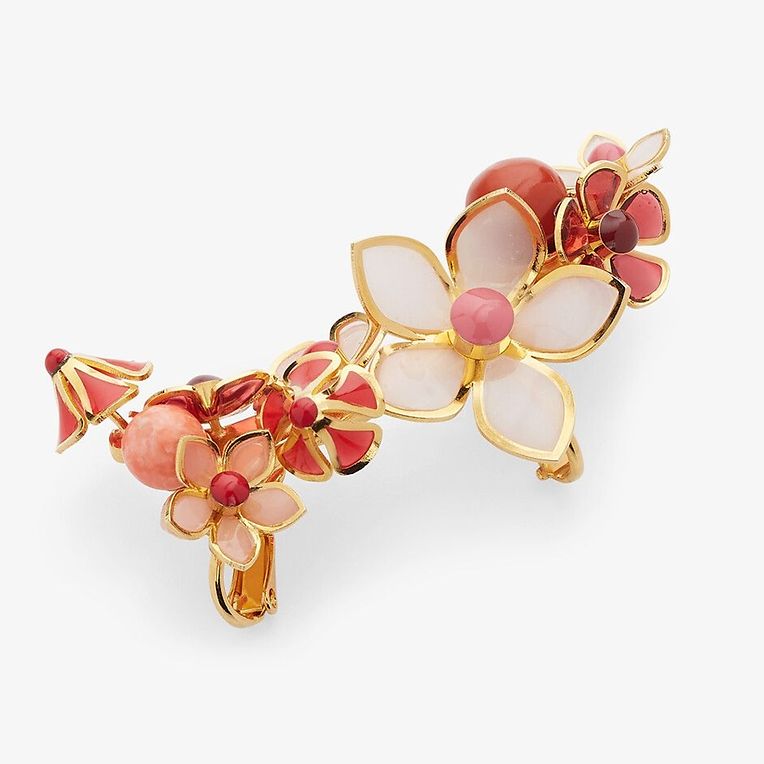 Ohrklemme mit emaillierten Steinblumen von Fendi um 390 Euro.