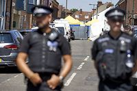 Britische Polizisten vor dem Wohnort der Opfer.