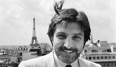 French designer Emanuel Ungaro poses on July 31, 1980 in Paris. - French fashion designer Emanuel Ungaro, who described himself as a "sensual obsessive", has died in Paris at the age of 86, his family told AFP on December 22, 2019. Ungaro, who retired from fashion in 2004, died on December 21 after two years in a "weakened" state of health, a family member told AFP. He was born in southern France in 1933 to a family of Italian immigrants, and moved to Paris in 1956, where he was trained by Spanish designer Cristobal Balenciaga. (Photo by Pierre GUILLAUD / AFP)