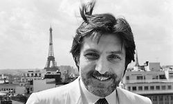 French designer Emanuel Ungaro poses on July 31, 1980 in Paris. - French fashion designer Emanuel Ungaro, who described himself as a "sensual obsessive", has died in Paris at the age of 86, his family told AFP on December 22, 2019. Ungaro, who retired from fashion in 2004, died on December 21 after two years in a "weakened" state of health, a family member told AFP. He was born in southern France in 1933 to a family of Italian immigrants, and moved to Paris in 1956, where he was trained by Spanish designer Cristobal Balenciaga. (Photo by Pierre GUILLAUD / AFP)