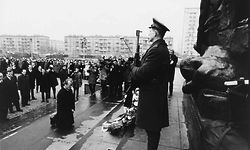 Willy Brandt German Chancellor in Warsaw Dec 12 1970 falling to his knees at Memorial. (Photo by Ben Martin/Getty Images)