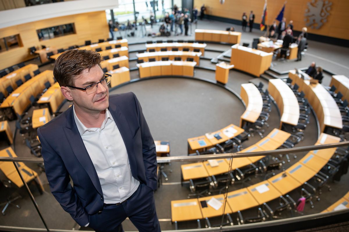 Christoph Kindervater, Kandidat der AfD für das Amt des Ministerpräsidenten, steht in einer Sitzungsunterbrechung der Wahl im Thüringer Landtag auf der Zuschauertribüne.