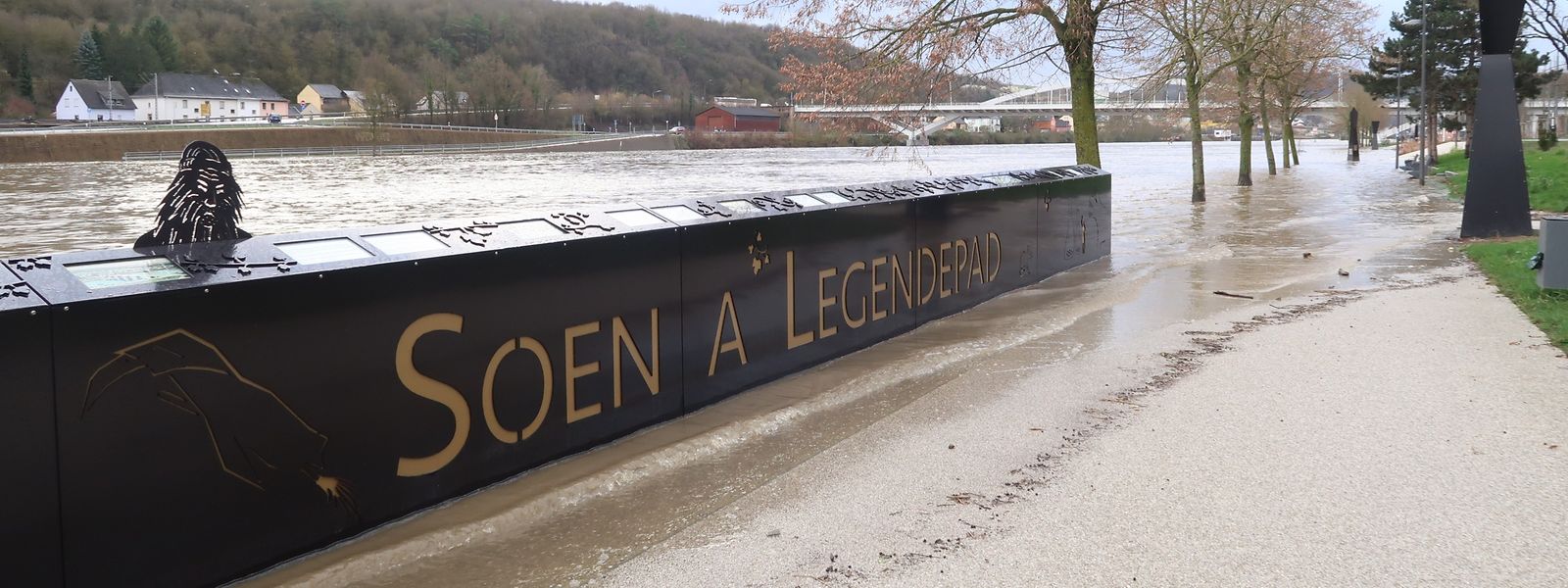 L'esplanade le long de la Moselle à Grevenmacher reste envahie par les eaux 