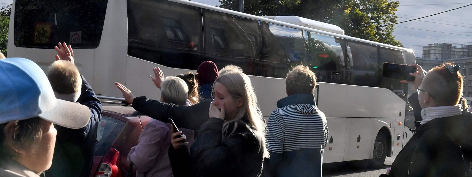 Reservisten, die während der Teilmobilisierung eingezogen werden, verabschieden sich von Verwandten und Freunden, als sie am 27. September 2022 eine Rekrutierungsstation in Sankt Petersburg verlassen.