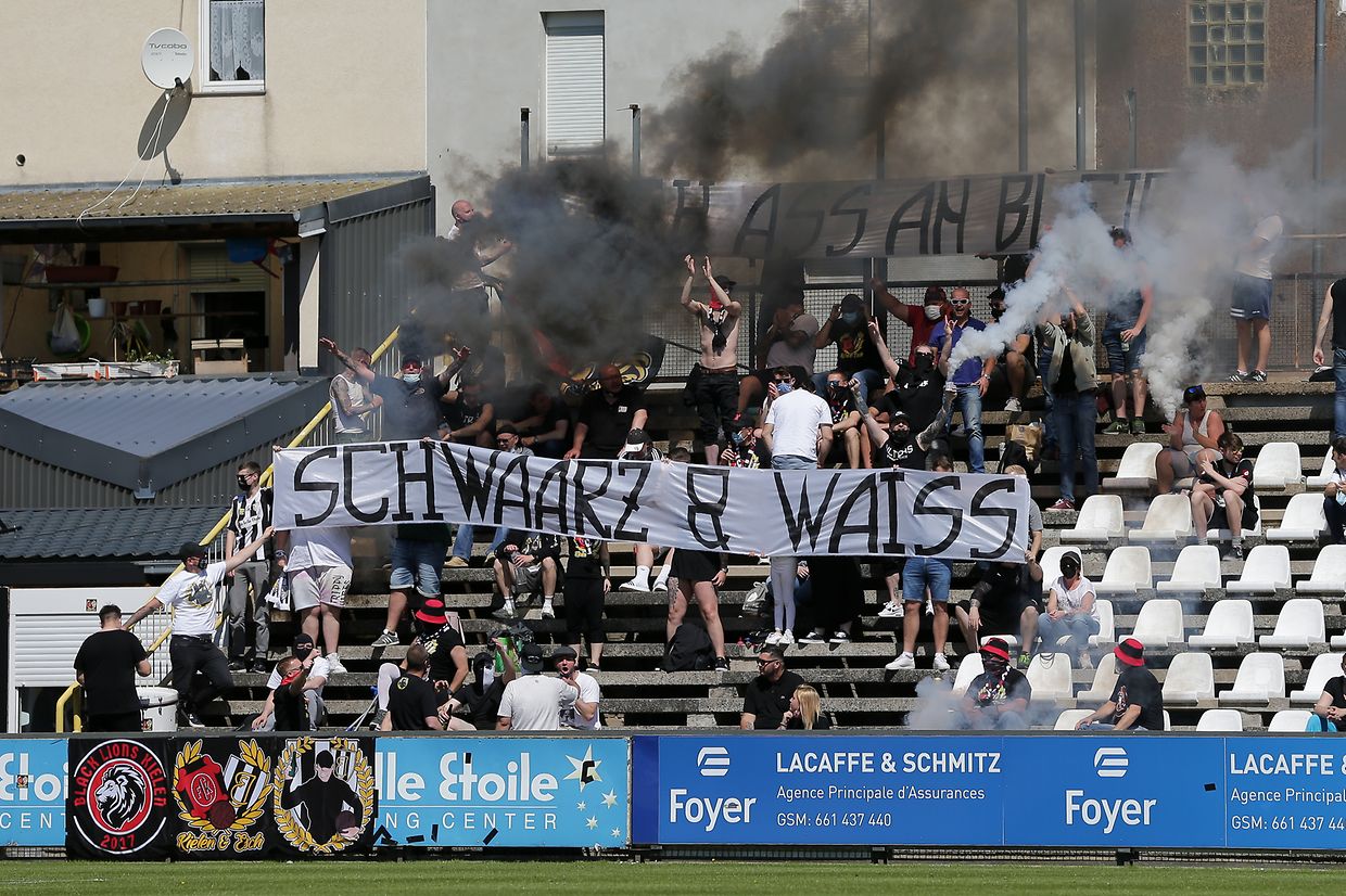 Adeptos da Jeunesse durante a partida em Esch.